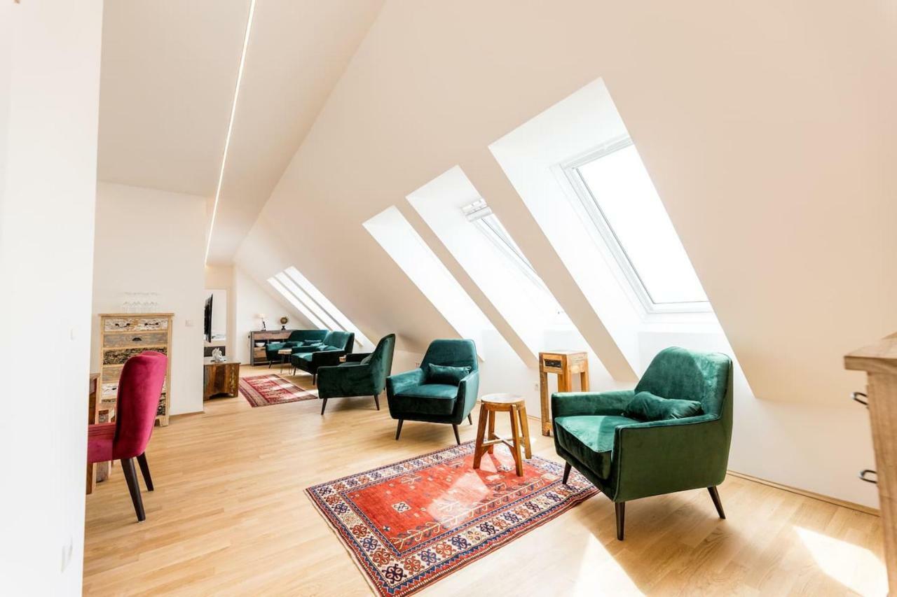 Grosse Dachgeschosswohnung Im Herzen Von Graz Exterior foto