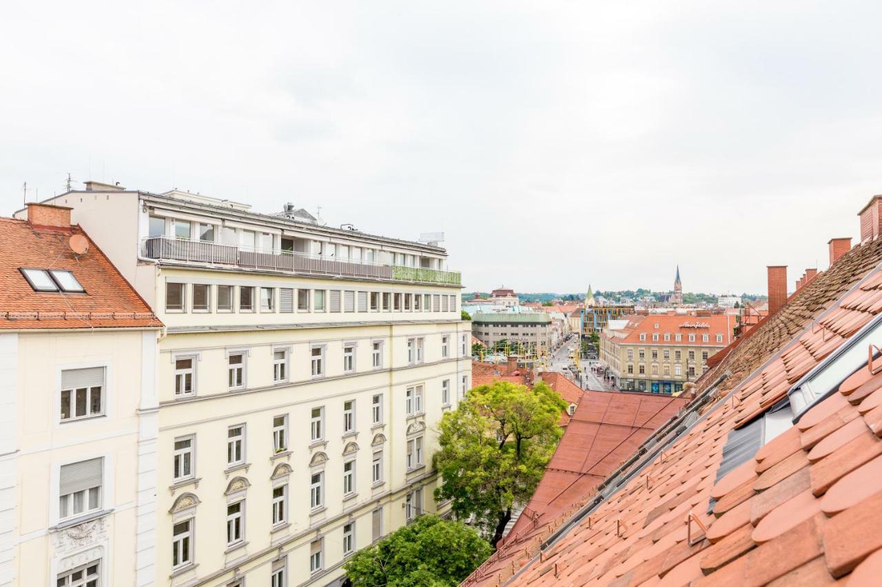 Grosse Dachgeschosswohnung Im Herzen Von Graz Exterior foto