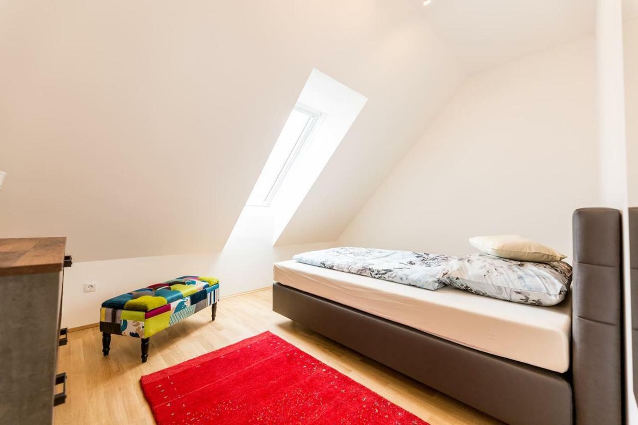 Grosse Dachgeschosswohnung Im Herzen Von Graz Exterior foto